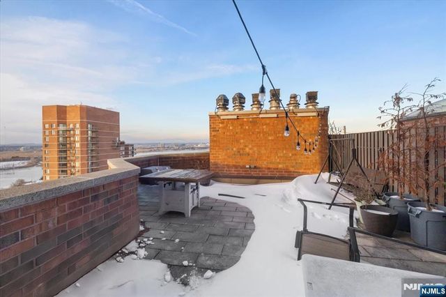 2208 Harmon Cove Tower, Secaucus, NJ 07094