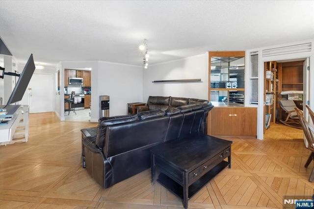 2208 Harmon Cove Tower, Secaucus, NJ 07094