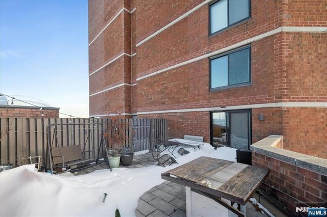 2208 Harmon Cove Tower, Secaucus, NJ 07094