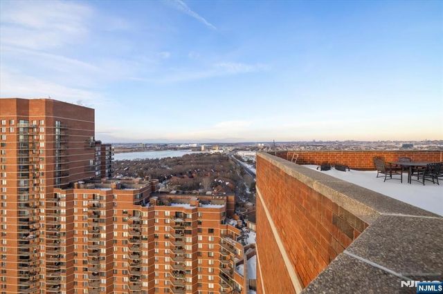 2208 Harmon Cove Tower, Secaucus, NJ 07094