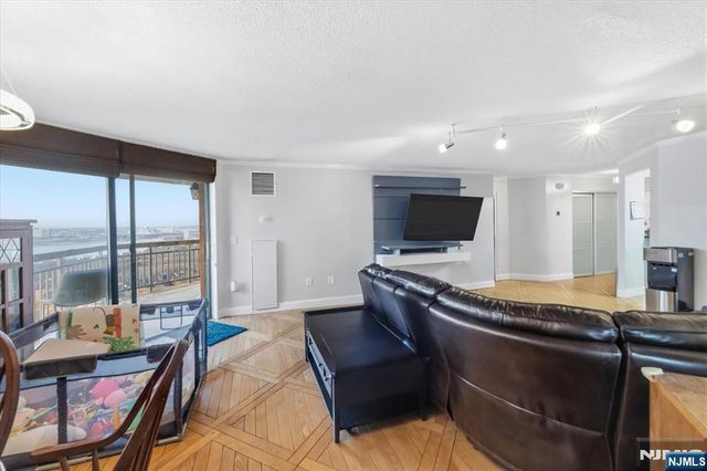 2208 Harmon Cove Tower, Secaucus, NJ 07094