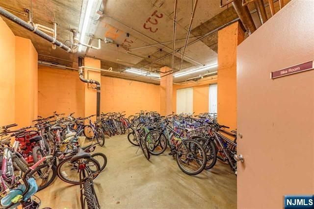 2208 Harmon Cove Tower, Secaucus, NJ 07094