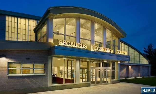 2208 Harmon Cove Tower, Secaucus, NJ 07094