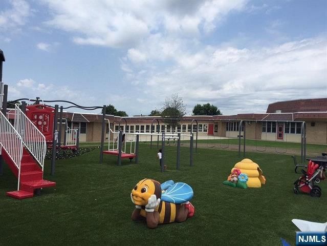 2208 Harmon Cove Tower, Secaucus, NJ 07094