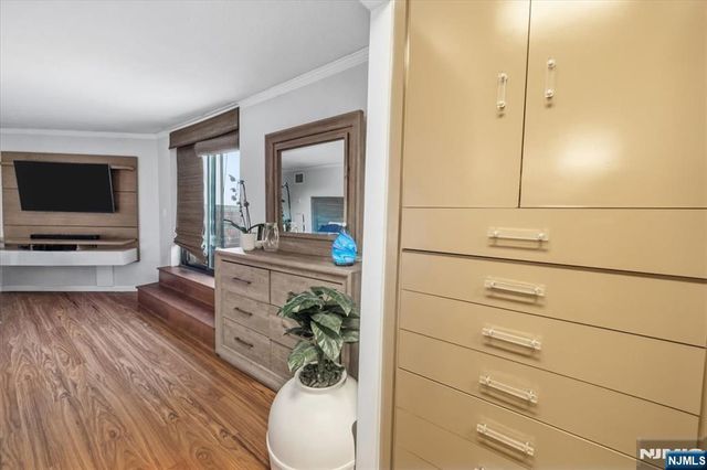 2208 Harmon Cove Tower, Secaucus, NJ 07094