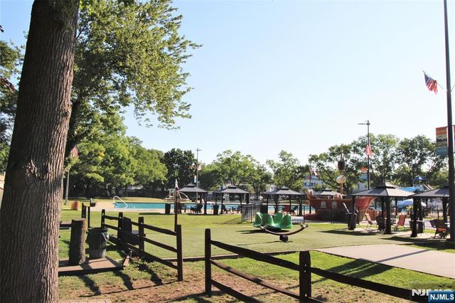 2208 Harmon Cove Tower, Secaucus, NJ 07094