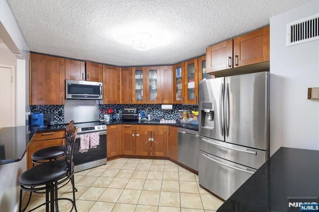 2208 Harmon Cove Tower, Secaucus, NJ 07094