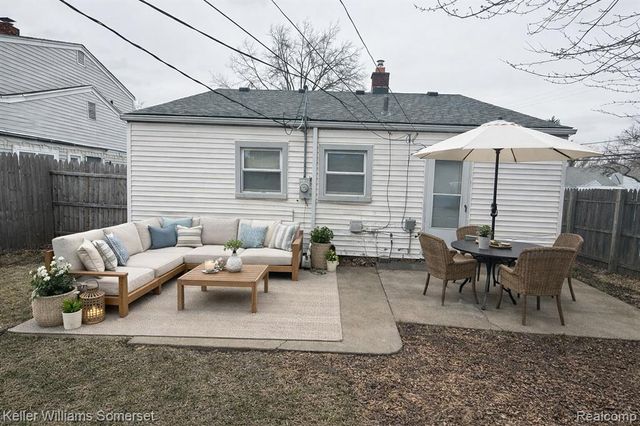 1644 E Goulson Avenue, Hazel Park, MI 48030