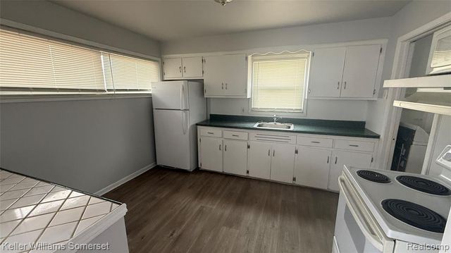 1644 E Goulson Avenue, Hazel Park, MI 48030