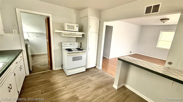 1644 E Goulson Avenue, Hazel Park, MI 48030