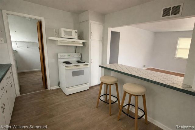 1644 E Goulson Avenue, Hazel Park, MI 48030