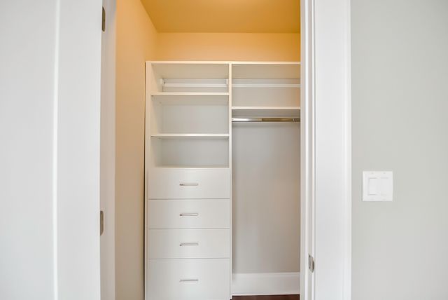 817 W Lakeside Place 611, Chicago, IL 60640