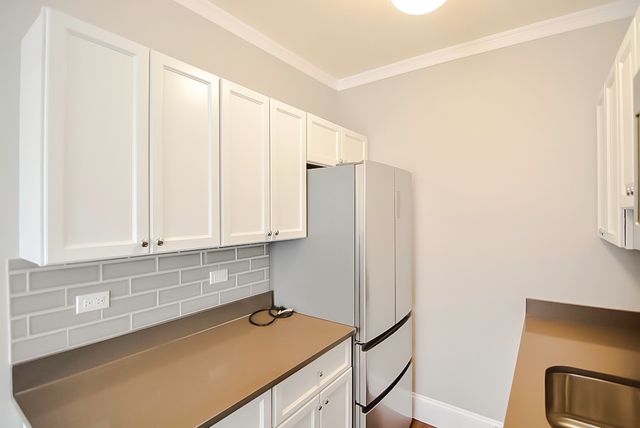 817 W Lakeside Place 611, Chicago, IL 60640