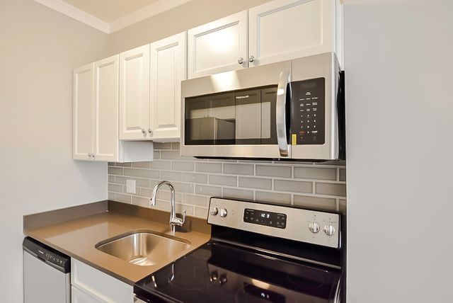 817 W Lakeside Place 611, Chicago, IL 60640