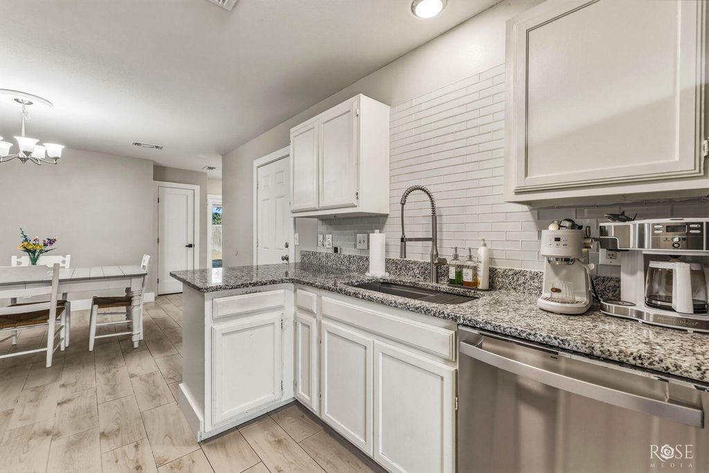 Image 10 of property listing at 1229 Tres Rios Drive, San Angelo, TX 76903