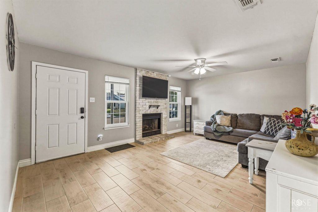 Image 6 of property listing at 1229 Tres Rios Drive, San Angelo, TX 76903