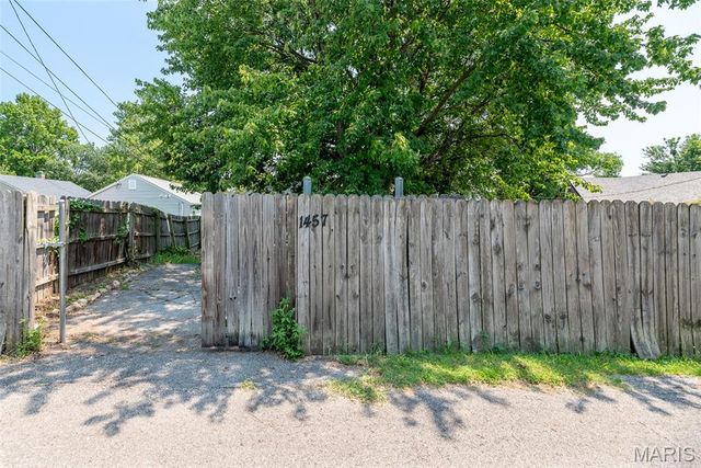 1457 Sproule Avenue, St Louis, MO 63139