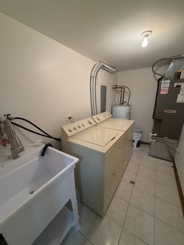 9051 S Roberts Road 205, Hickory Hills, IL 60457