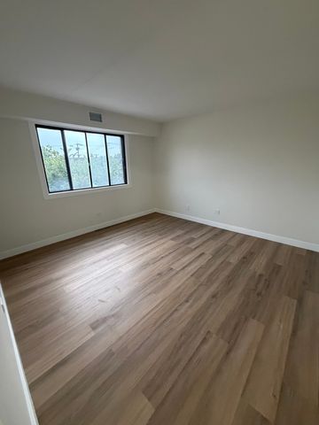 9051 S Roberts Road 205, Hickory Hills, IL 60457