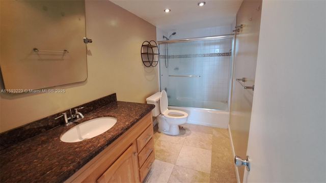 427 Golden Isles Dr 5H, Hallandale Beach, FL 33009