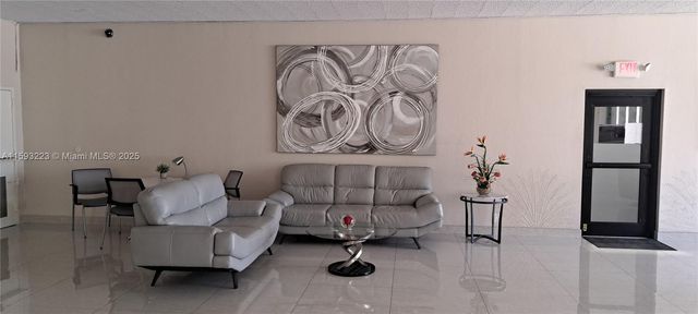 427 Golden Isles Dr 5H, Hallandale Beach, FL 33009