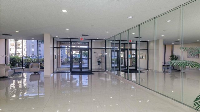 427 Golden Isles Dr 5H, Hallandale Beach, FL 33009