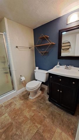 427 Golden Isles Dr 5H, Hallandale Beach, FL 33009