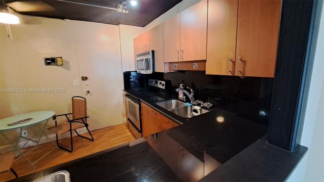 427 Golden Isles Dr 5H, Hallandale Beach, FL 33009