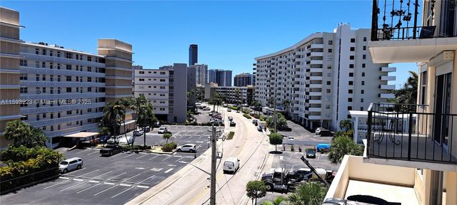 427 Golden Isles Dr 5H, Hallandale Beach, FL 33009