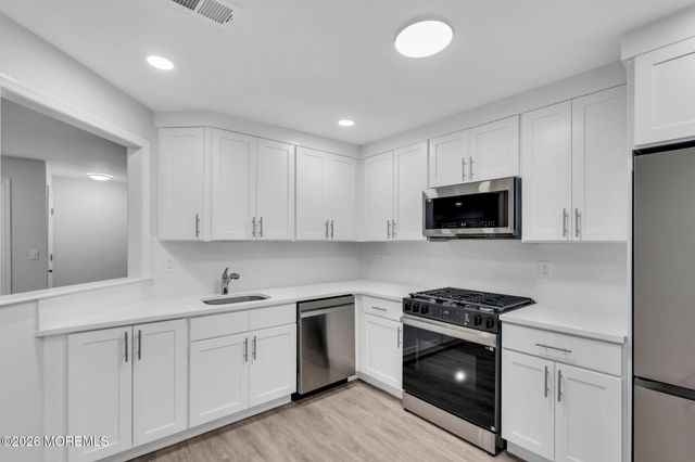 386 Hampton Place, Morganville, NJ 07751