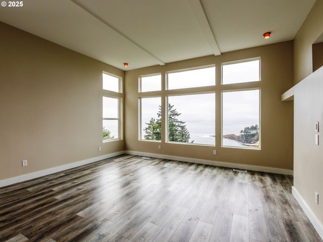 315 Ne VISTA TERRACE Ave, Depoe Bay, OR 97341