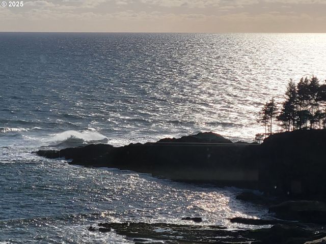 315 Ne VISTA TERRACE Ave, Depoe Bay, OR 97341