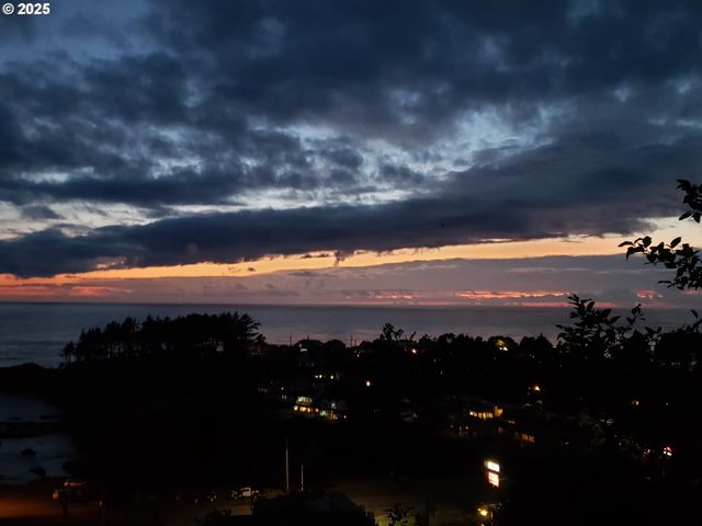 315 Ne VISTA TERRACE Ave, Depoe Bay, OR 97341