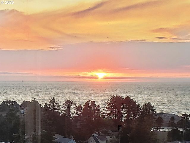 315 Ne VISTA TERRACE Ave, Depoe Bay, OR 97341