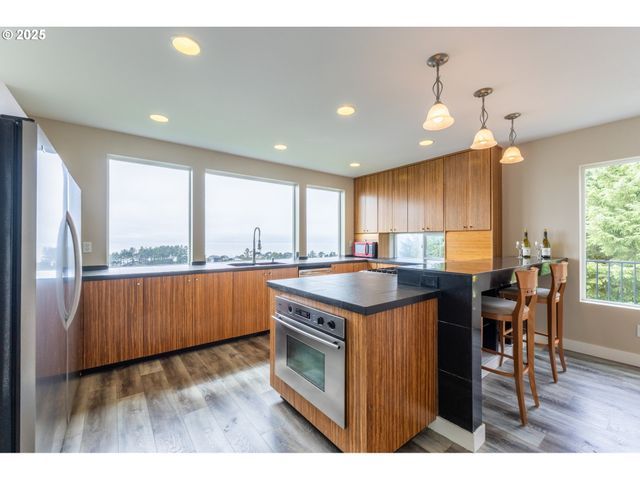 315 Ne VISTA TERRACE Ave, Depoe Bay, OR 97341