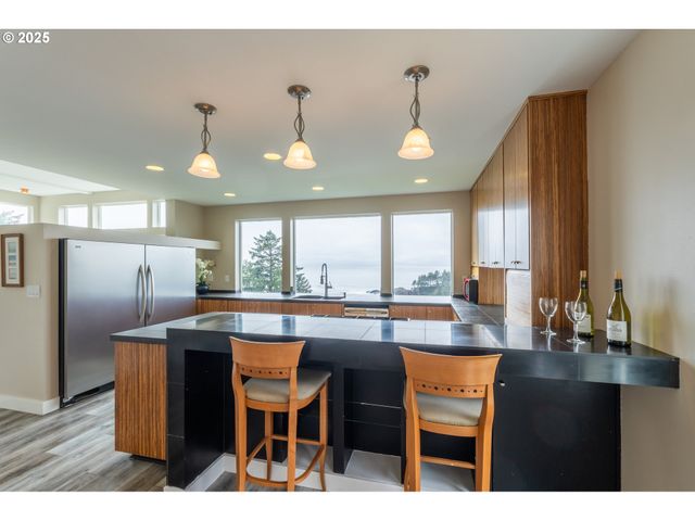 315 Ne VISTA TERRACE Ave, Depoe Bay, OR 97341