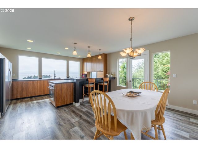 315 Ne VISTA TERRACE Ave, Depoe Bay, OR 97341