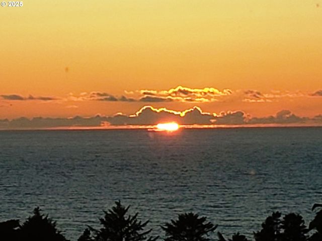 315 Ne VISTA TERRACE Ave, Depoe Bay, OR 97341