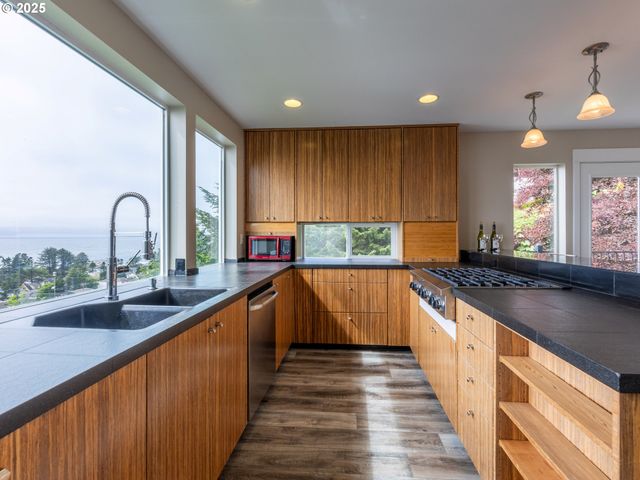 315 Ne VISTA TERRACE Ave, Depoe Bay, OR 97341