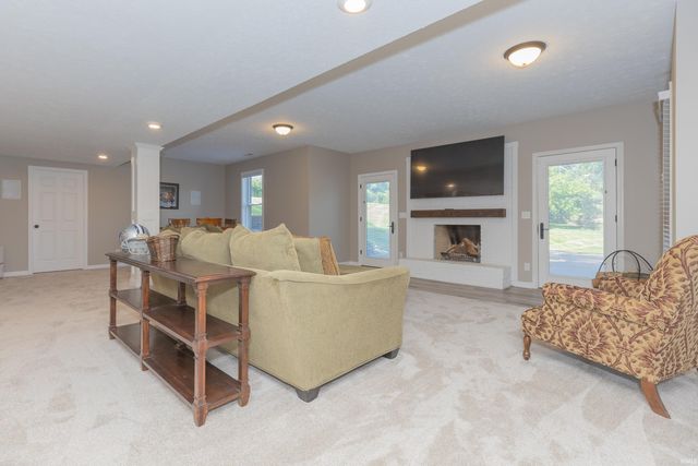 300 Beringer Drive, Evansville, IN 47711