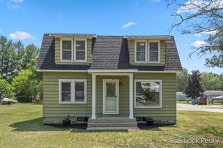 1408 E Pine Hill Avenue, White Cloud, MI 49349