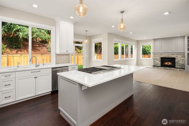 27534 SE 28th Place, Sammamish, WA 98075