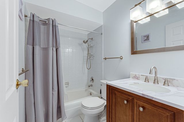 9446 Bay Colony Drive 2S, Des Plaines, IL 60016