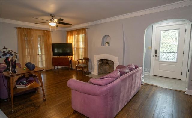 7639 Holmes Road, Kansas City, MO 64131