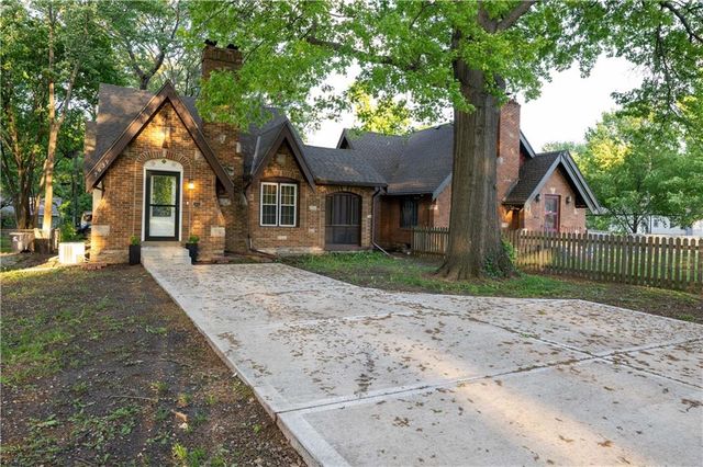 7639 Holmes Road, Kansas City, MO 64131