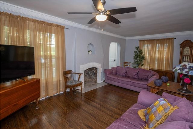 7639 Holmes Road, Kansas City, MO 64131