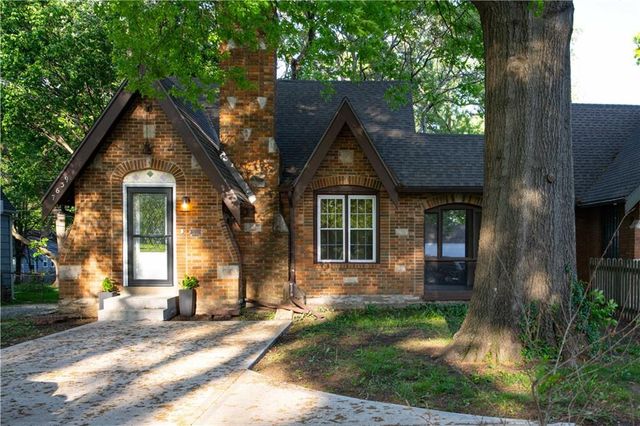 7639 Holmes Road, Kansas City, MO 64131