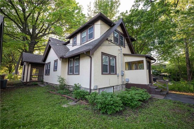 7639 Holmes Road, Kansas City, MO 64131