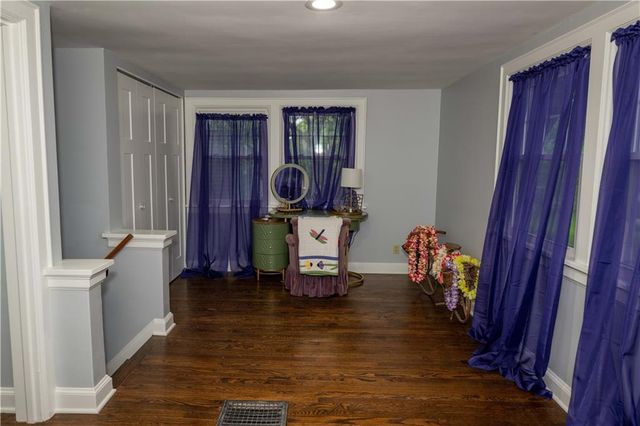 7639 Holmes Road, Kansas City, MO 64131