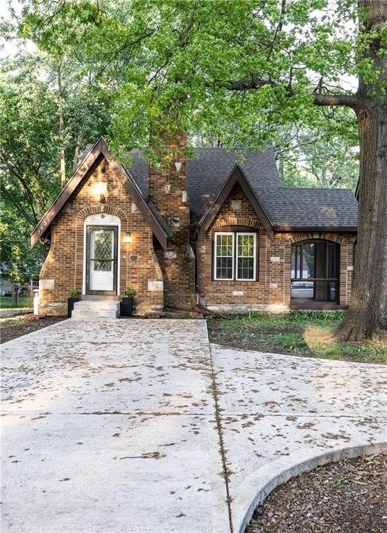 7639 Holmes Road, Kansas City, MO 64131